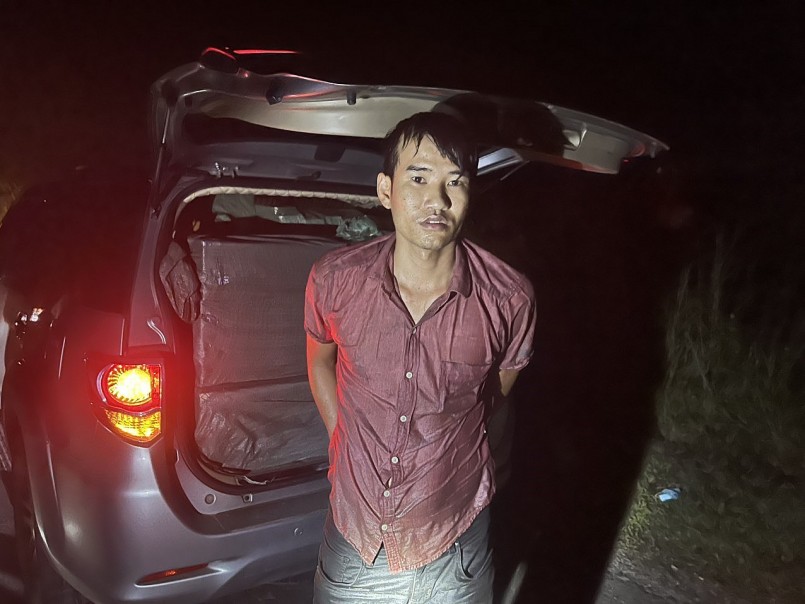 Tạm giữ đối tượng Nguyễn Tấn Danh cùng ô tô vận chuyển thuốc lá nhập lậu (Ảnh: CACC)