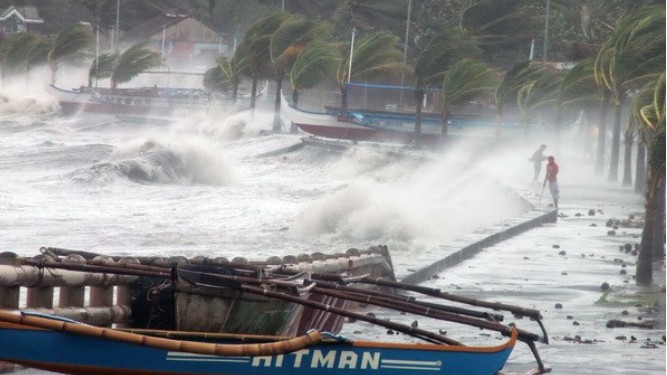 Thủ tướng yêu cầu tập trung ứng phó khẩn cấp với bão số 4