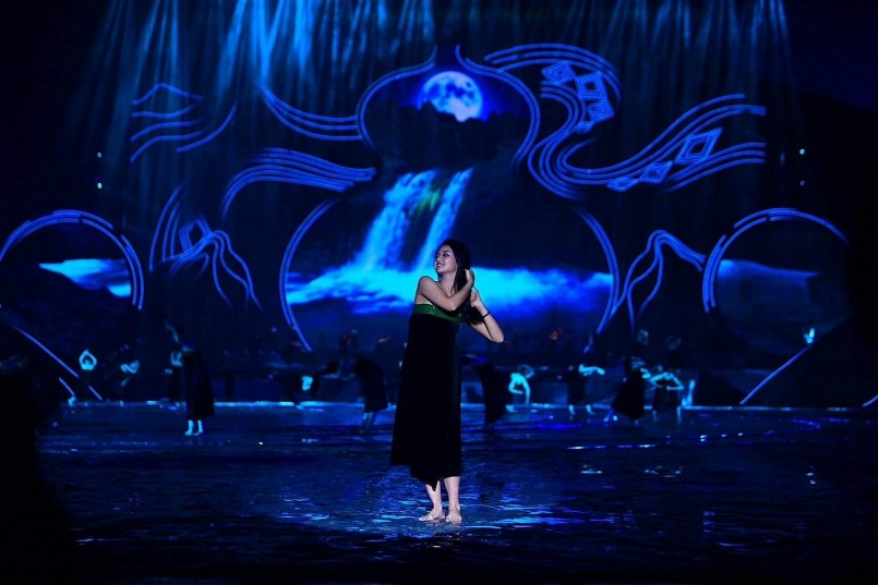 Đời sống sinh hoạt của người Thái được thể hiện qua các tiết mục nghệ thuật trong chương trình: Dệt vải, chuẩn bị cô dâu về nhà chồng, tắm suối…