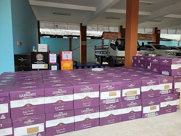 Thu giữ hàng nghìn chai rượu ngoại nhập lậu