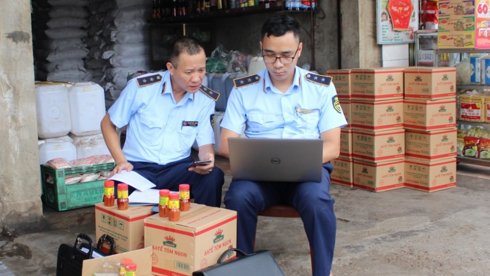 Thái Nguyên: Thu giữ trên 3.400 lọ sa tế tôm giả nhãn hiệu Thuận Phát