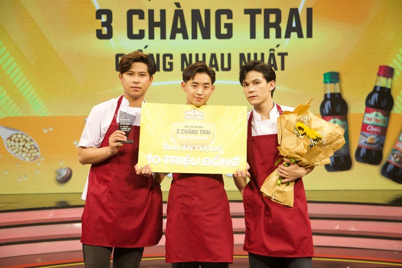 Với phong cách đậm chất GenZ, đội thi Black Chuck cũng khiến ban giám khảo thích thú bởi tài tạo dáng chụp ảnh trẻ trung đầy năng lượng. Với phong cách đậm chất GenZ, đội thi Black Chuck cũng khiến ban giám khảo thích thú bởi tài tạo dáng chụp ảnh trẻ trung đầy năng lượng.