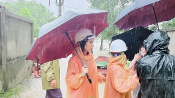 Ca sĩ Thủy Tiên “lại” làm từ thiện, liệu có còn tai tiếng?