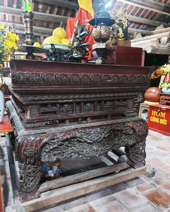 Hương án chùa Keo, tỉnh Thái Bình được người xưa chế tác công phu theo kiểu chân quỳ dạ cá
