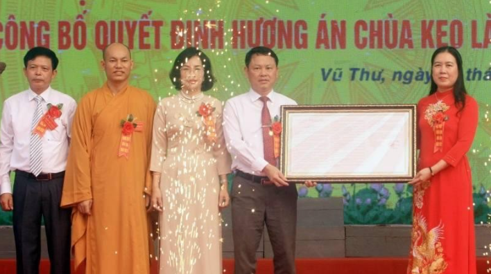 Trao Quyết định của Thủ tướng Chính phủ công nhận Hương án chùa Keo là bảo vật Quốc gia.