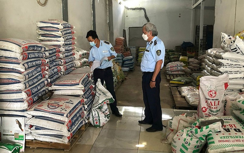 Kiểm tra, phát hiện và xử phạt một đại lý kinh doanh phân bón giả tại huyện Châu Thành, tỉnh Tiền Giang