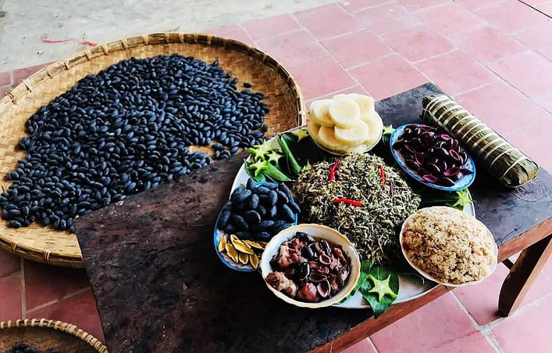 Mâm cỗ được chế biến từ trám đen