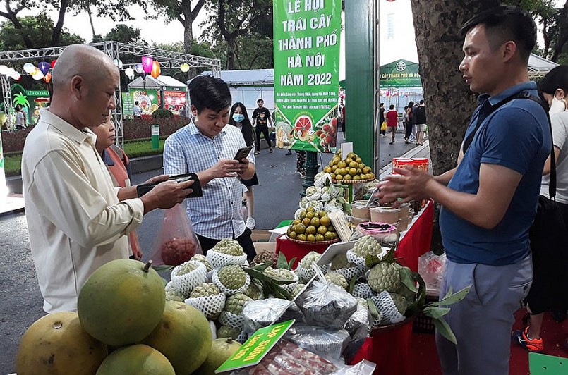 Người dân Thủ đô tham quan, mua sắm tại lễ hội Người dân Thủ đô tham quan, mua sắm tại lễ hội