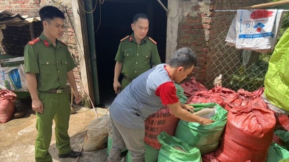 Hà Tĩnh: Phát hiện 25 bao tải mỡ động vật không rõ nguồn gốc