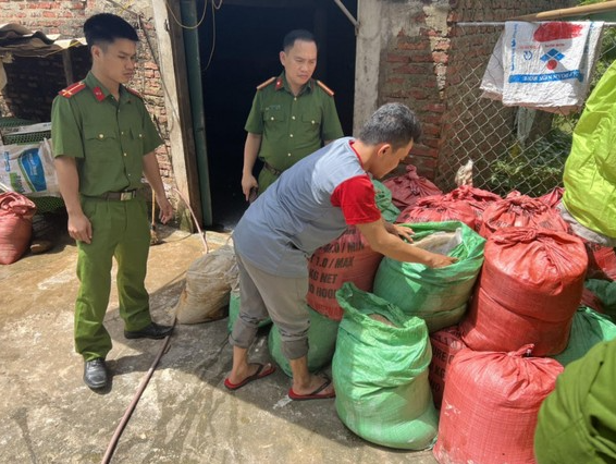 Hà Tĩnh: Phát hiện 25 bao tải mỡ động vật không rõ nguồn gốc