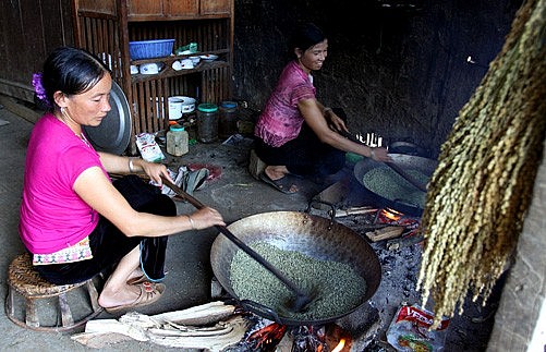 Để có được mẻ cốm ngon, người chế biến phải tính toán thời gian rang cốm sao cho phù hợp