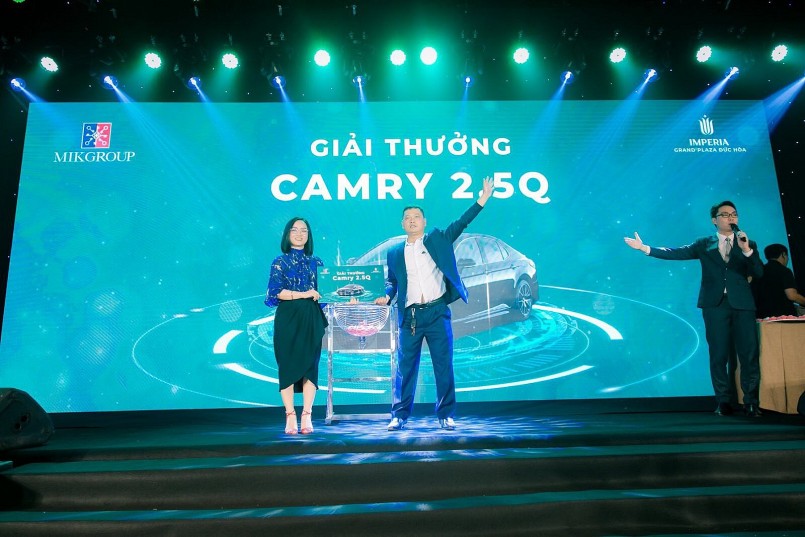 Khách hàng Imperia Grand Plaza Đức Hòa nhận xế hộp tiền tỉ trong sự kiện diễn ra vào ngày 1/10 vừa qua.