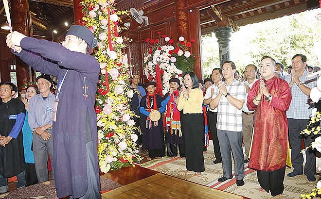 Nghi thức dâng hơng tại lễ hội (ảnh: Báo Yên Bái)