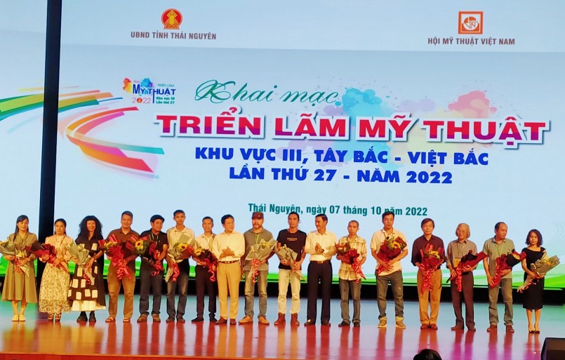 tặng hoa và trao giải cho các tác giả xuất sắc đạt giải