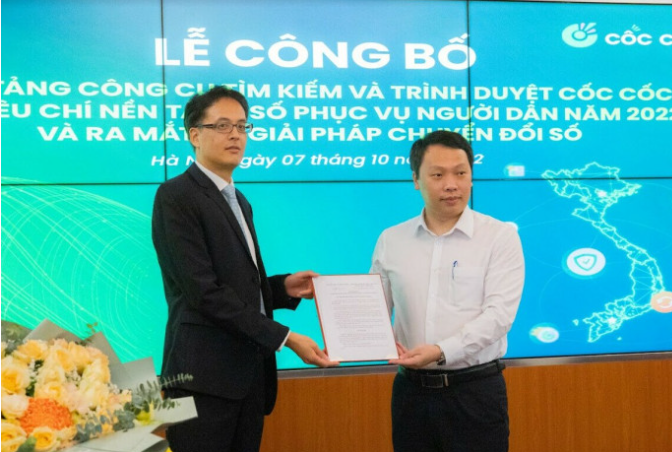 Thứ trưởng Bộ TT-TT Nguyễn Huy Dũng trao quyết định công nhận Cốc Cốc là Nền tảng số phục vụ người dân Thứ trưởng Bộ TT-TT Nguyễn Huy Dũng trao quyết định công nhận Cốc Cốc là Nền tảng số phục vụ người dân
