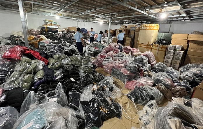 Tổng kho hàng không rõ nguồn gốc, hàng nhập lậu bán qua livestream.