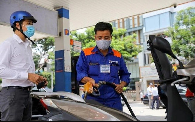 Liên bộ Công thương - Tài chính thống nhất sẽ tăng mức chi phí vận chuyển xăng dầu từ nhà máy về cảng và mức premium trong nước trong kỳ điều hành xăng dầu ngày 11/10 tới.