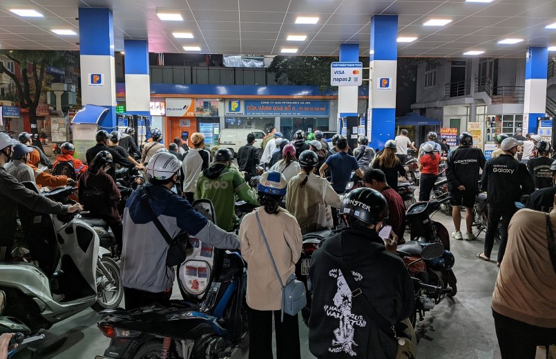 Cây xăng trên đường Nguyễn Quý Đức (Q.Thanh Xuân) lúc 22 giờ ngày 10.10.