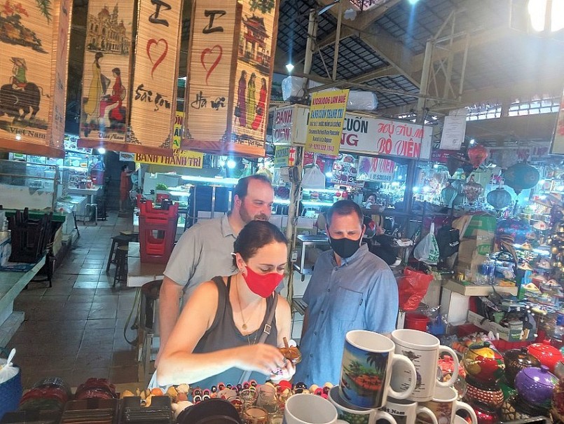 Khách quốc tế đến chợ ngày càng nhiều Khách quốc tế đến chợ ngày càng nhiều