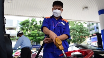 Cửa hàng xăng treo biển nghỉ bán, thiếu xăng hay găm hàng?