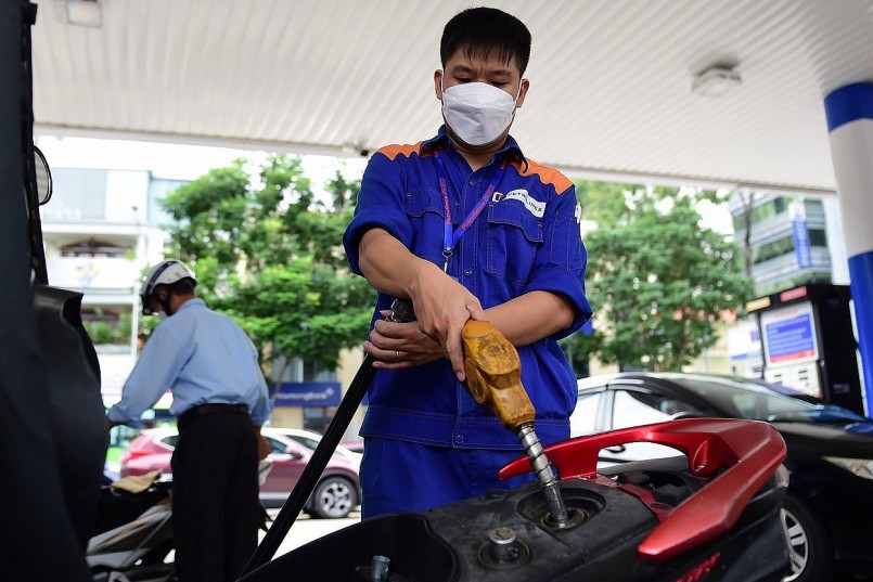 Nhiều người phải vật vã xếp hàng mới mua được xăng. Nhiều người phải vật vã xếp hàng mới mua được xăng.