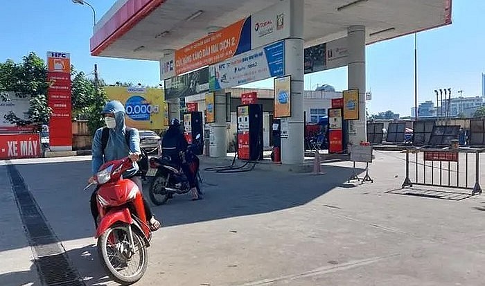 Nhiều cây xăng không đóng cửa nhưng khi khách đến hỏi thì mới biết là hết xăng. Nhiều cây xăng không đóng cửa nhưng khi khách đến hỏi thì mới biết là hết xăng.