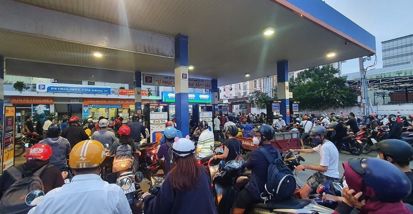 Do nhiều cây xăng ngưng hoạt động nên tại các điểm còn bán người dân phải xếp hàng chờ mua xăng rất vất vả.