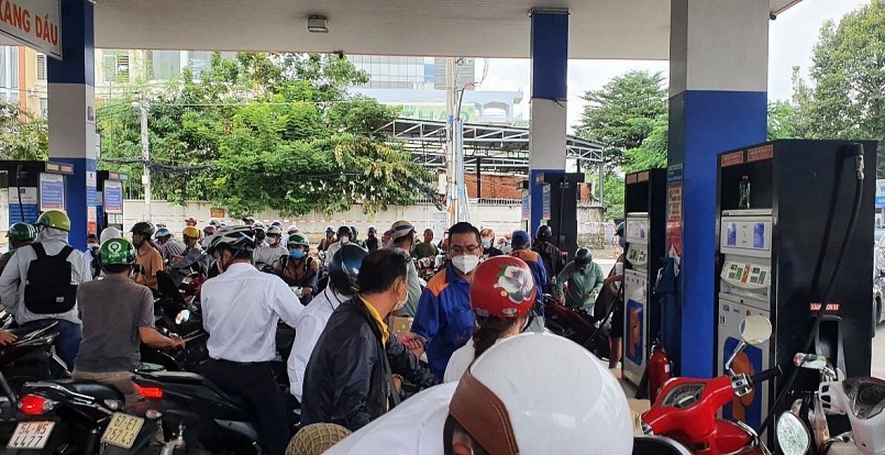 Những ngày qua, người dân gặp khó khăn khi mua xăng, dầu.