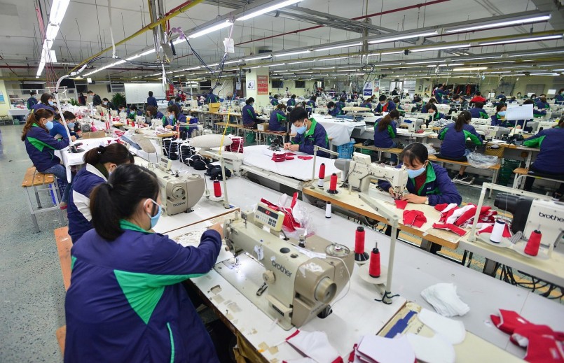 Ngành dệt may cũng đối mặt với nguy cơ sụt giảm đơn hàng xuất khẩu vào cuối năm. (Ảnh minh họa) Ngành dệt may cũng đối mặt với nguy cơ sụt giảm đơn hàng xuất khẩu vào cuối năm. (Ảnh minh họa)