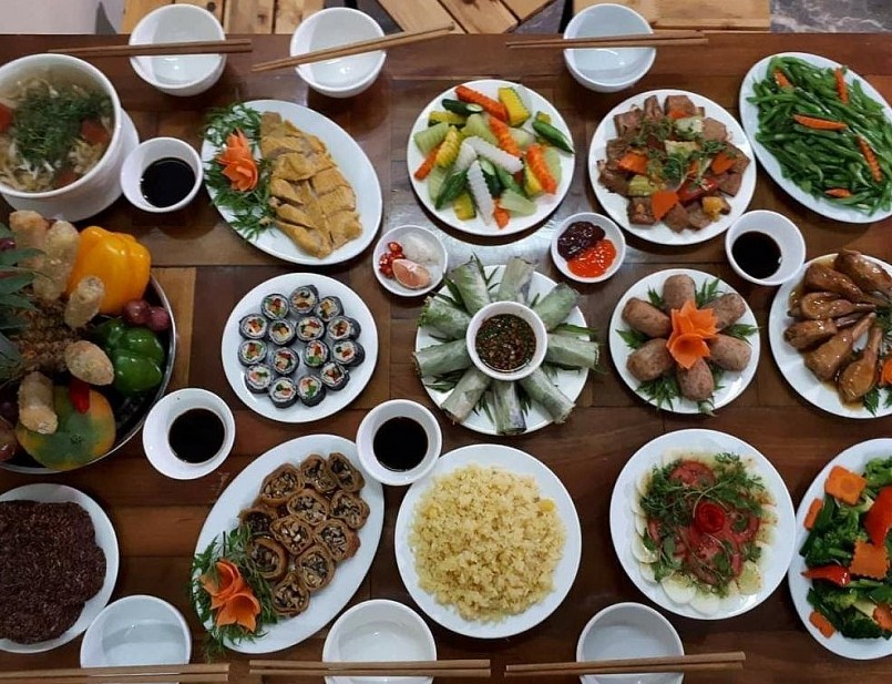 Các loại thực phẩm chay rất phong phú, từ nem, giò, chả, tới thịt, cá, tôm chay, mực chay... Các loại thực phẩm chay rất phong phú, từ nem, giò, chả, tới thịt, cá, tôm chay, mực chay...