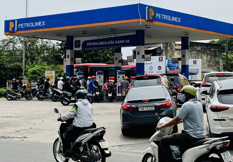 Những ngày qua, người dân ở nhiều địa phương phải xếp hàng dài chờ đổ xăng.