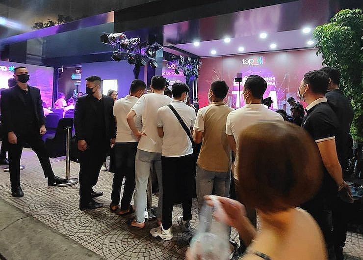 Dòng người xếp hàng trước cửa hàng Top Zone chờ mua iPhone 14