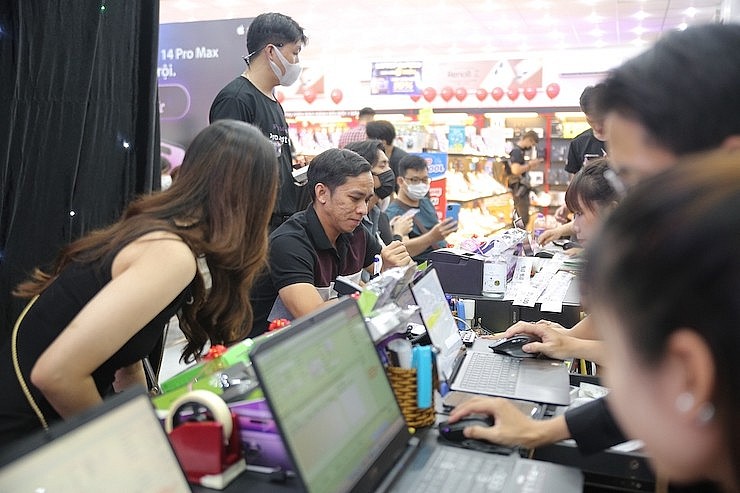 Những khách hàng đầu tiên sở hữu iPhone 14 series tại FPT Shop