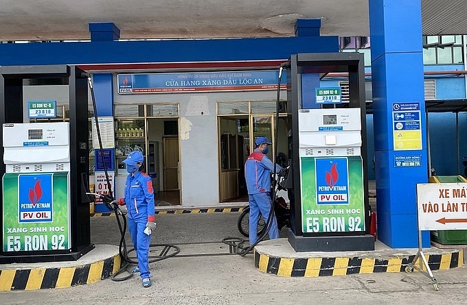 Nhiều doanh nghiệp kinh doanh xăng dầu cho rằng tư duy luôn kìm hãm giá vì muốn sử dụng hàng hóa giá thấp hơn thị trường là không phù hợp. (Ảnh minh họa).