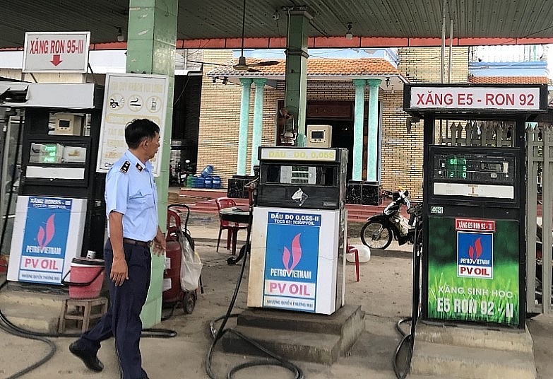 Lực lượng QLTT An Giang giám sát, kiểm tra tại cửa hàng bán xăng. 