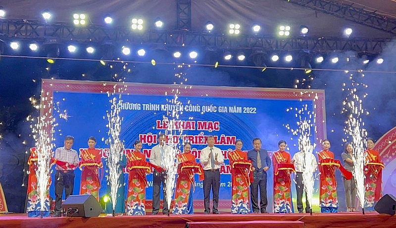 Thứ trưởng Bộ Công thương Đỗ Thắng Hải và lãnh đạo tỉnh Tây Ninh cắt băng khai mạc hội chợ.