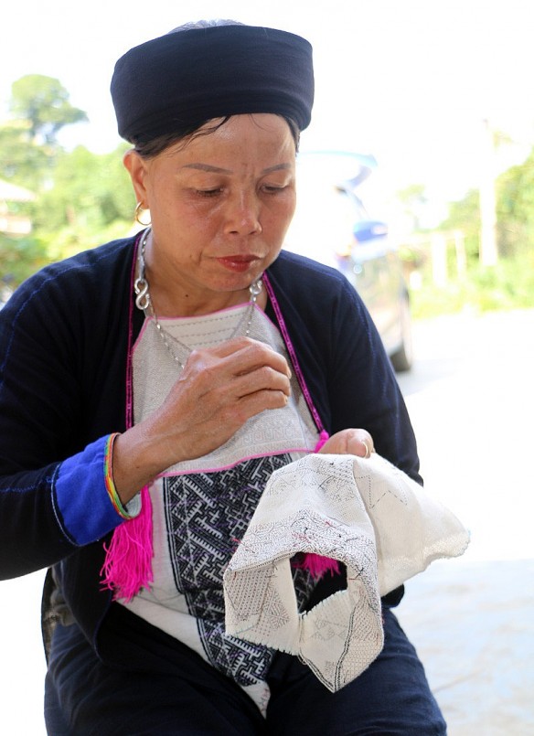 Người Dao Họ tự tay may, dệt trang phục truyền thống