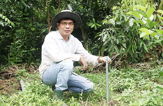 Anh Thắng bên vòi phun nước được thiết kế “ẩn” dưới đất.