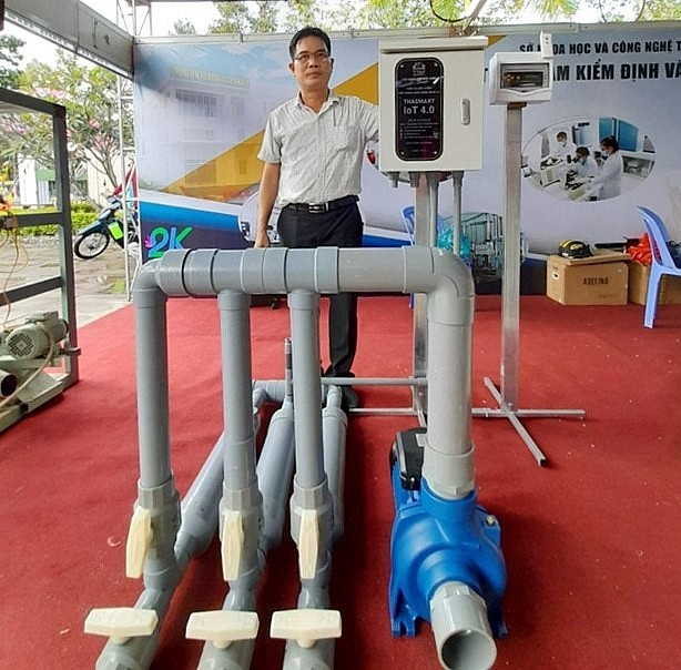 Anh Ngô Hùng Thắng, ngụ xã Tân Khánh Trung, huyện Lấp Vò, tỉnh Đồng Tháp) thiết kế thử nghiệm hệ thống tưới vườn thông minh Thasmart IoT 4.0.