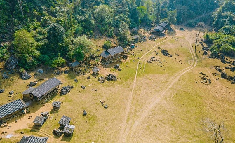 Nhìn từ trên cao, Hang Táu Mộc Châu (làng Nguyên Thủy) trông tựa như một bản làng xinh đẹp của xứ trời Âu. Nhìn từ trên cao, Hang Táu Mộc Châu (làng Nguyên Thủy) trông tựa như một bản làng xinh đẹp của xứ trời Âu.