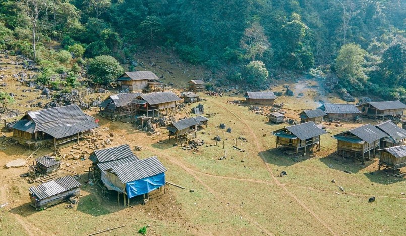 Với 100% dân tộc H’Mông và hơn 20 nóc nhà được dựng lên sát những đồi núi, giữa thung lũng cỏ xanh ngắt. Với 100% dân tộc H’Mông và hơn 20 nóc nhà được dựng lên sát những đồi núi, giữa thung lũng cỏ xanh ngắt.