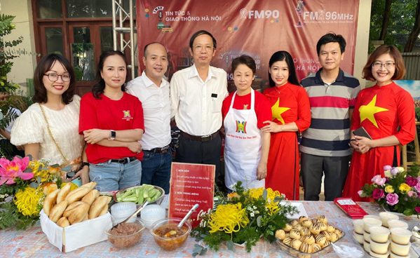 Các cán bộ Đài PTTH Hà Nội chụp ảnh kỉ niệm.