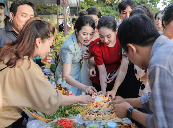 Anh chị em nhân viên nhà đài háo hức thưởng thức món ăn dự thi