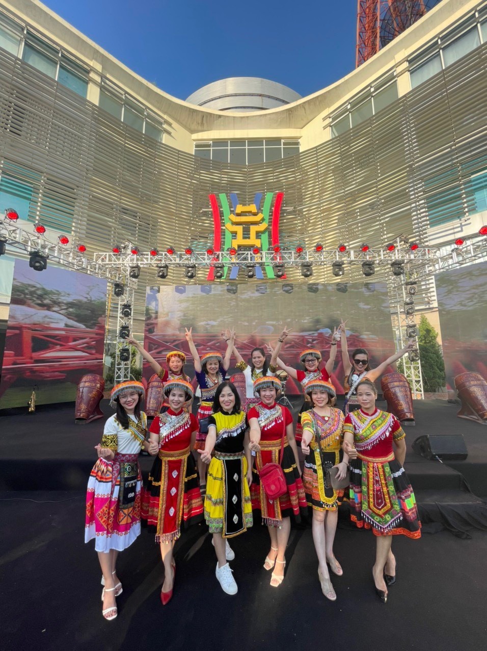 Các cán bộ vui tươi, rực rỡ trong ngày kỷ niệm 68 năm thành lập.