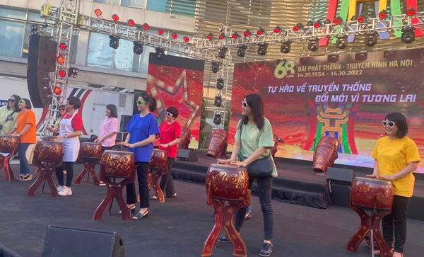 Diễn tập chuẩn bị cho đêm gala kỷ niệm 68 năm thành lập.