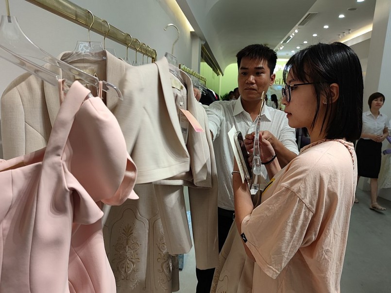 Sản phẩm của DeTheia hướng tới phong cách sang trọng, nữ tính