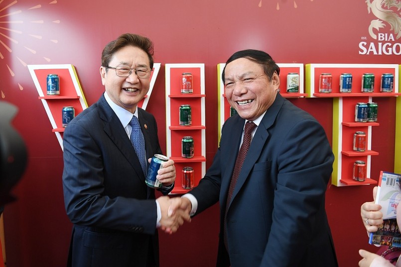 Hai Bộ trưởng bên Bộ sưu tập tượng trưng cho 63 tỉnh thành Việt Nam