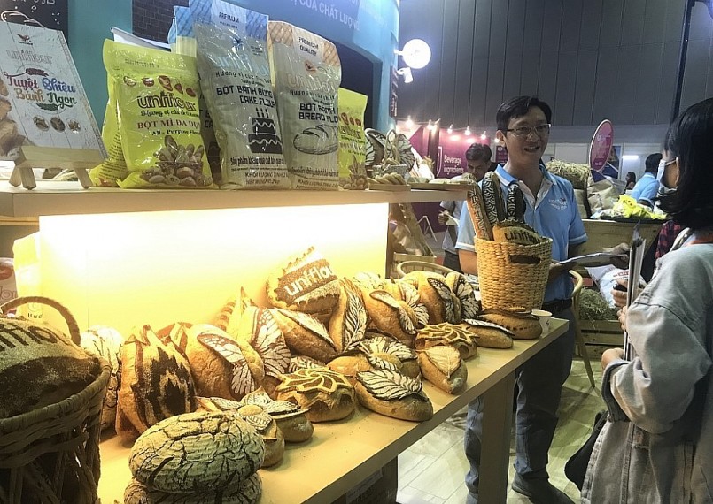 Nhiều doanh nghiệp thực phẩm hướng dẫn sử dụng nguyên liệu phụ gia cho người tiêu dùng. Nhiều doanh nghiệp thực phẩm hướng dẫn sử dụng nguyên liệu phụ gia cho người tiêu dùng.