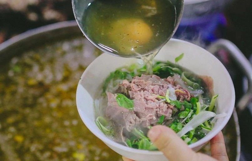 Chuyên gia đưa ra lời khuyên hãy đợi thức ăn nguội một chút rồi mới vắt chanh vào.