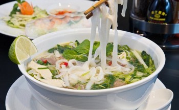 Ăn phở đúng điệu có nên vắt chanh vào tô phở đang bốc khói